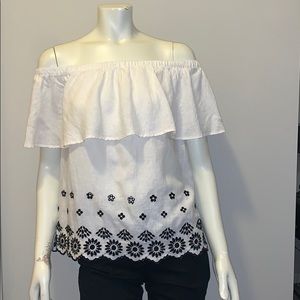 🌸 OLD NAVY OFF THE SHOULDER TOP OFF WHITE! 🌸